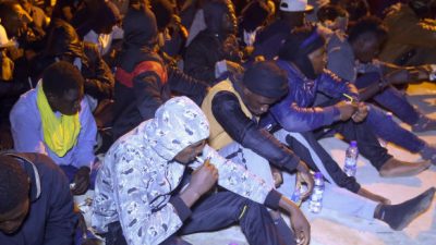 Libysche Küstenwache bringt mehr als 200 Flüchtlinge zurück an Land