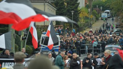 Tausende demonstrieren in Bielefeld gegen Rechtsextremismus