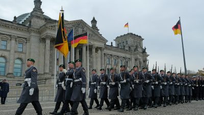 Berlin: 400 Bundeswehrrekruten legen öffentliches Gelöbnis vor dem Reichstag ab