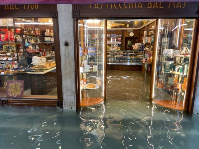 Das Hochwasser steht in einer Bäckerei in Venedig. Foto: Vittorio Zunino Celotto/Getty Images
