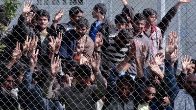 Österreich warnt vor Unterstützung von Schlepperbanden – Flüchtlinge sollen auf Inseln bleiben