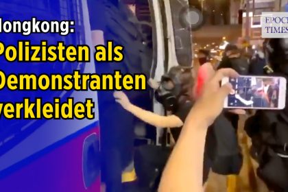 Hongkong: Als Demonstranten verkleidete Polizisten steigen in Polizeibus ein
