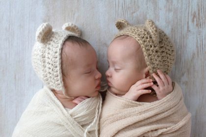 Sofia und Sara: Kuschelnde Zwillinge zeigen herzerwärmende Bindung zwischen Geschwistern