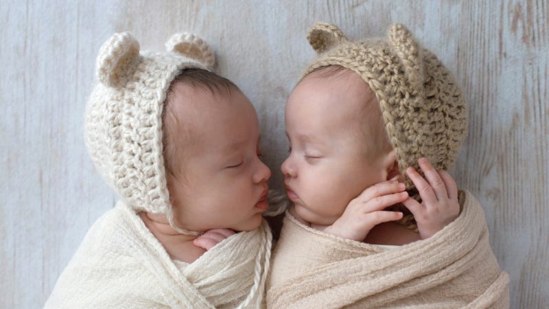 Sofia und Sara: Kuschelnde Zwillinge zeigen herzerwärmende Bindung zwischen Geschwistern