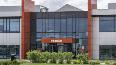 „Schlichtweg falsch“: Miele-Chef weißt  IG Metall-Vorwürfe zum Personalabbau zurück