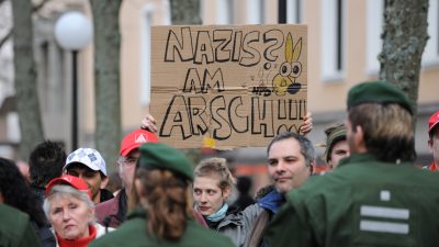 Weiterer antifaschistischer Verein verliert Gemeinnützigkeit – und die dicke Rechnung kommt auch