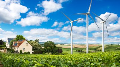 Baerbock kritisiert zu große Abstände zwischen Windkraftanlagen und Wohnsiedlungen