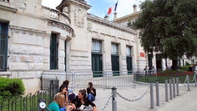 Frankreich: Gymnasiastin zündet sich in Schule an – Akt der Verzweiflung?