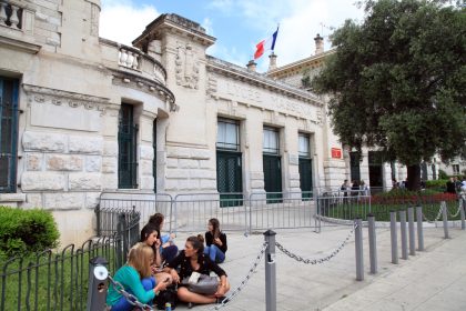 Frankreich: Gymnasiastin zündet sich in Schule an – Akt der Verzweiflung?