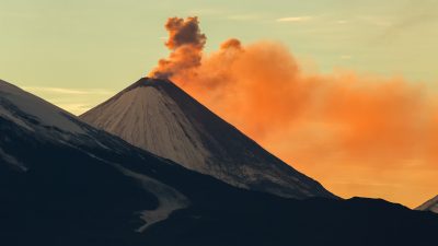 Vulkan in Russland spuckt kilometerhohe Aschesäule aus