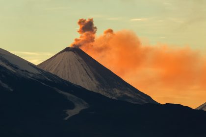 Vulkan in Russland spuckt kilometerhohe Aschesäule aus