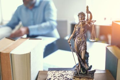 Soldatenimpfpflicht: Anwälte reichen Befangenheitsantrag gegen Senatsmitglieder ein