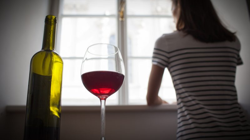 „Befreit?“: US-Studie offenbart erhebliches Alkoholproblem unter kinderlosen Frauen über 30