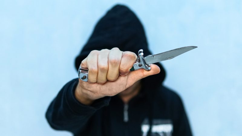 Messer-Attacke in Schömberg: 20-Jähriger schützte Frauen – Not-OP – Täter flüchtig