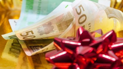 Weihnachtsgeld: Tarifbeschäftigte bekommen im Schnitt 2600 Euro – beim Rundfunk sogar über 5000 Euro