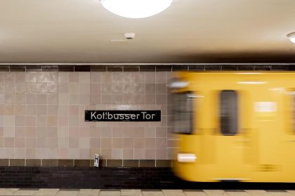Mann in Berlin vor U-Bahn gestoßen: Verdächtiger gefasst – und wieder freigelassen