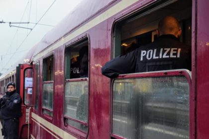 Zweijährige von Flasche aus Partyzug getroffen: Schwer verletzt