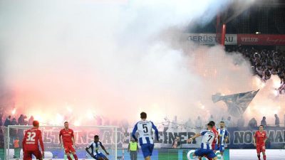 Raketenwürfe überschatten Derby: Union schlägt Hertha