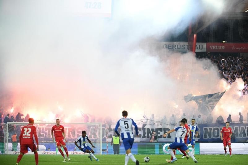 Raketenwürfe überschatten Derby: Union schlägt Hertha