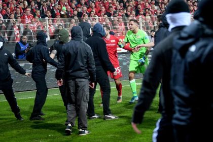 Berlin-Derby: Leuchtraketen, Vermummte und ein später Held