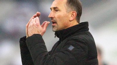 Coach unter Druck: Beierlorzer leitet FC-Training