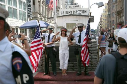 Aus für falsche Soldaten am Checkpoint Charlie