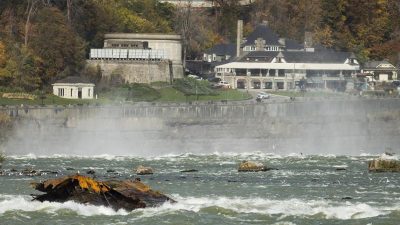 Historisches Bootswrack treibt auf Niagara-Fälle zu