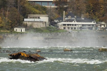 Historisches Bootswrack treibt auf Niagara-Fälle zu