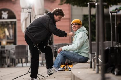 Enkel inszeniert seinen Opa als Influencer: Bunte und modische Sneaker, Kapuzenpullis und teure Marken
