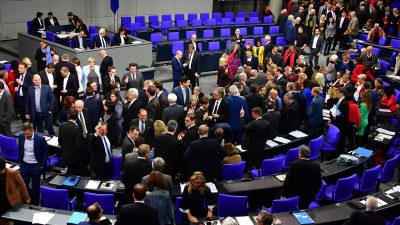 Zwei medizinische Notfälle im Bundestag: Sind „unmenschliche“ Arbeitsbedingungen Schuld?