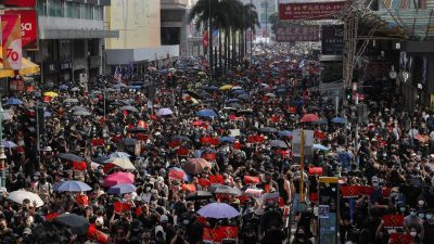Nach dem Tod eines Studenten: Hongkonger demonstrieren