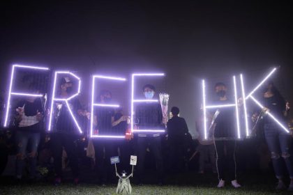 Rote „Helfer“-Propaganda in Hongkong: Chinesische Soldaten verlassen Kaserne zum Straßefegen + Video