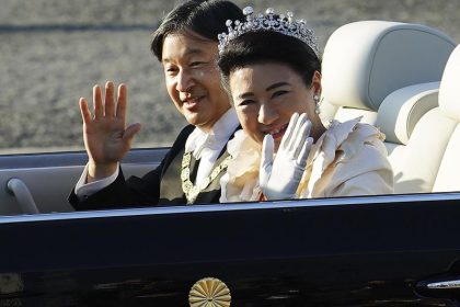 Japans Kaiserpaar grüßt Volk bei glanzvoller Parade