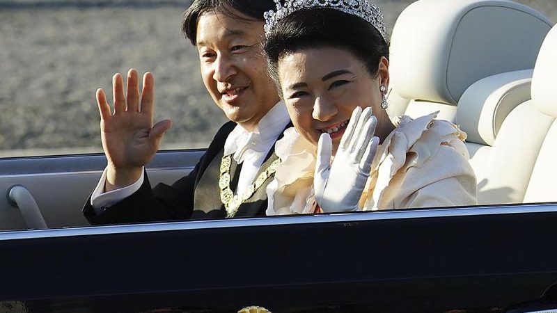 Japans Kaiserpaar grüßt Volk bei glanzvoller Parade