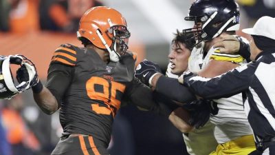 Skandal: Browns-Profi schlägt Steelers-Quarterback mit Helm