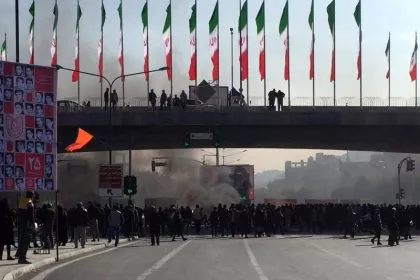 Proteste im Iran: Internet zensiert - Verhaftungen und Parlaments-Sondersitzung