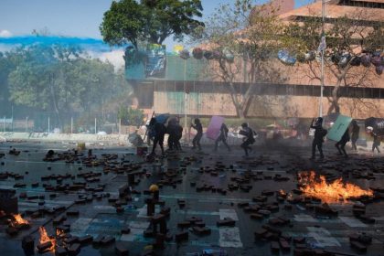 Polizei in Hongkong will in Polytechnische Universität vordringen