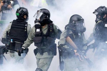 Chaos in Hongkong: Polizei kesselt hunderte Aktivisten in Universität ein – Verzweifelte Hilferufe nach Europa