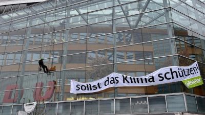 „DU sollst das Klima schützen“: Greenpeace-Aktivisten montieren „C“ an CDU-Zentrale ab