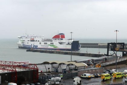 16 Menschen in Container: Migranten auf Fähre nach Irland entdeckt