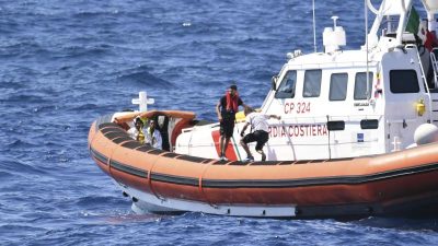 Lampedusa: Gekenteres Boot mit 143 Migranten vor Unglück bewahrt
