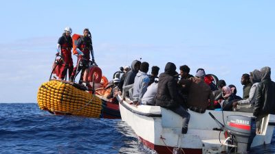 NGO-Schiff „Ocean Viking“ mit 159 Migranten in Tarent eingetroffen