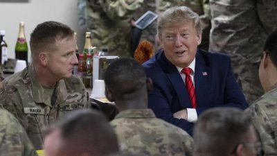Präsident Trump: Überraschender Truppenbesuch in Afghanistan – Friedensgespräche mit Taliban aufgenommen