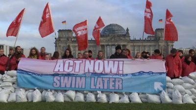 „Wasser steigt schneller als erwartet“: „Linksjugend Solid“ errichtet Hochwasserschutz vor dem Reichstag