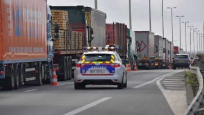 Architekt der umstrittenen Rentenreform in Frankreich tritt zurück – Trucker legen Autobahnen um Paris lahm