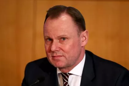 Staatsschutz ermittelt: Maskierte greifen Auto von Hamburgs Innensenator Grote an