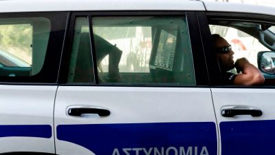 Zwei Verdächtige nach Diebstahl einer Urne aus Auto in Zypern festgenommen