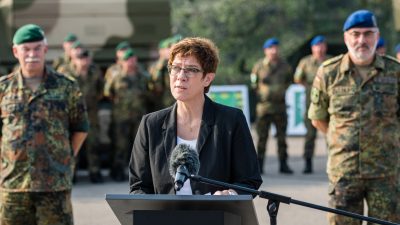 Kramp-Karrenbauer besucht Bundeswehr-Soldaten in Zypern