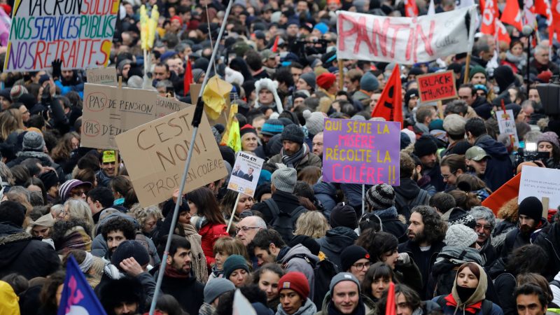 Massenproteste in Frankreich: Verkehr immer noch lahmgelegt – landesweit mehr als 1,5 Millionen Demonstranten