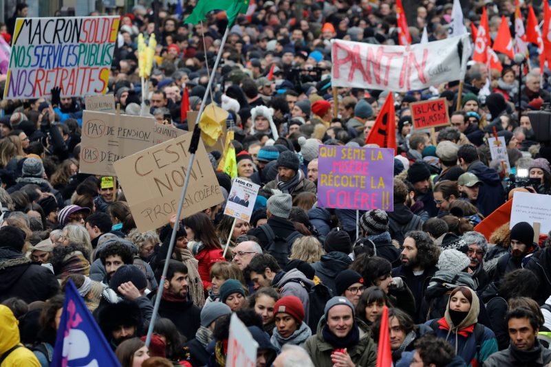 Massenproteste in Frankreich: Verkehr immer noch lahmgelegt – landesweit mehr als 1,5 Millionen Demonstranten